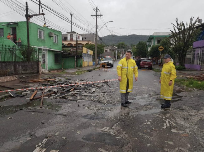 Temporal em Santa Maria deixa casas destelhadas, falta de luz e alagamentos