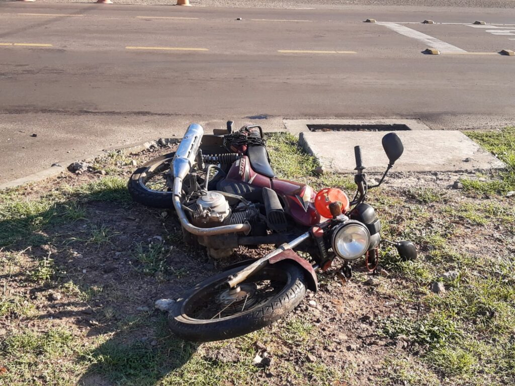 Acidente de trânsito envolvendo carro e moto é registrado no Bairro Juscelino Kubitschek