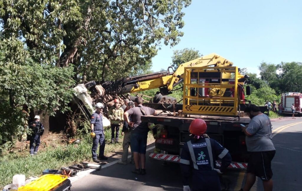 Motorista fica gravemente ferido após carreta tombar na BR-158 entre Itaara e Santa Maria