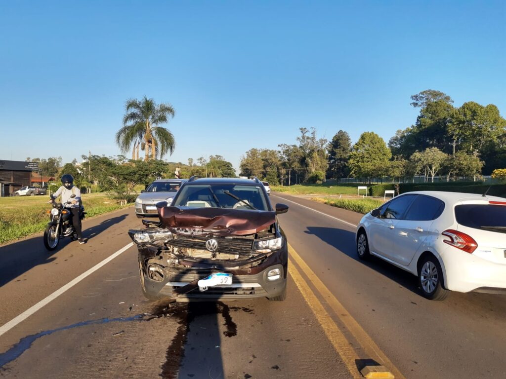 Engavetamento envolvendo três carros complica trânsito na RSC-287 em Camobi na manhã desta segunda-feira (20)