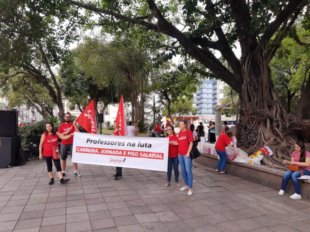 Sinprosm e Cpers reivindicam reajuste do piso salarial dos professores em manifestação na Praça Saldanha Marinho na manhã desta quarta-feira (22)