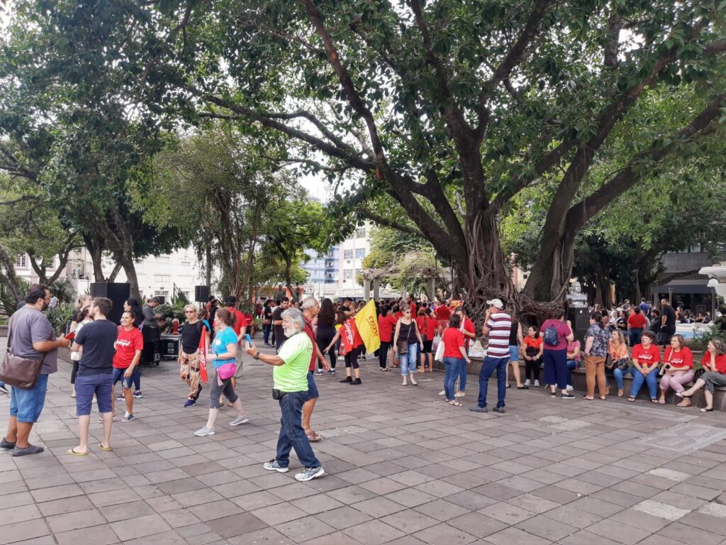 Sinprosm e Cpers reivindicam reajuste do piso salarial dos professores em manifestação na Praça Saldanha Marinho na manhã desta quarta-feira (22)