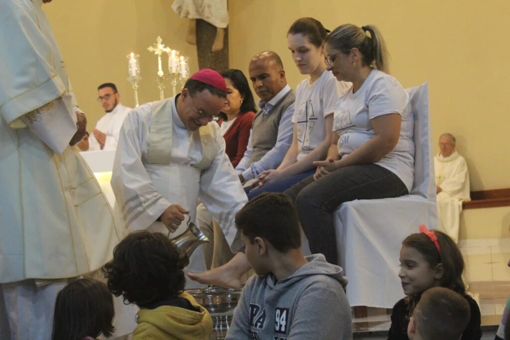 Arcebispo Dom Leomar Brustolin celebrou nesta quinta-feira (6) na Basílica da Medianeira a Missa da Ceia do Senhor e o Rito de Lava-Pés