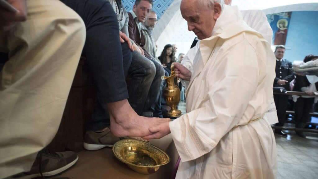 Papa Francisco lava os pés de 12 menores infratores no ritual da Quinta-Feira Santa