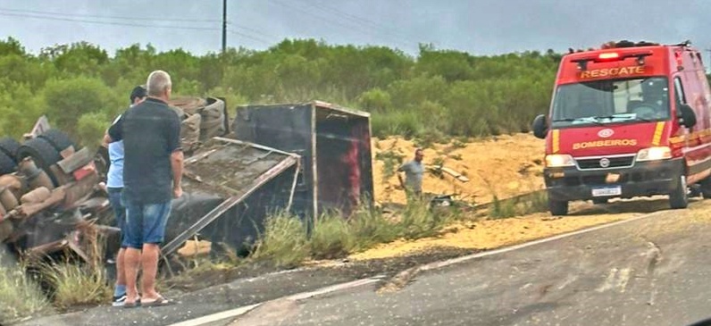 Carreta carregada de soja tomba na BR-287 em São Pedro do Sul