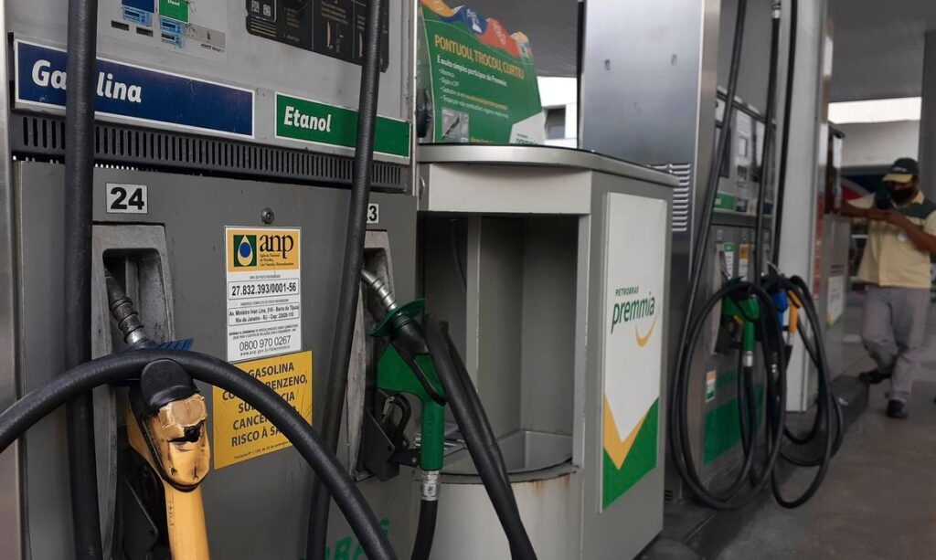 Ajuste em imposto deve elevar preço da gasolina em 23 estados e no DF a partir desta quinta (1º)