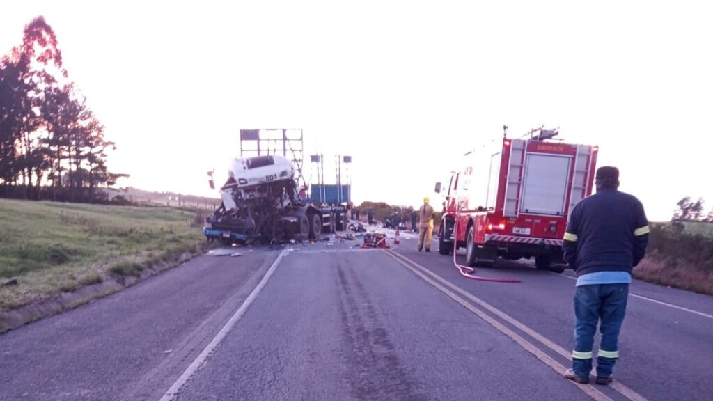 Motorista morre em acidente envolvendo duas carretas na BR-290 interior de São Sepé