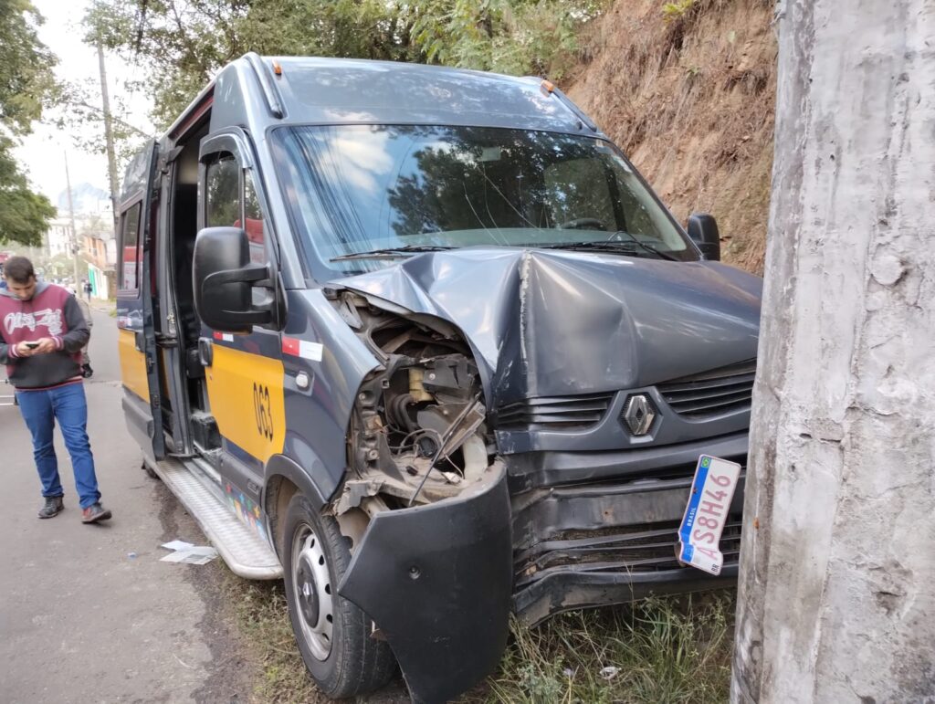 Van escolar bate em poste no Bairro Campestre em Santa Maria