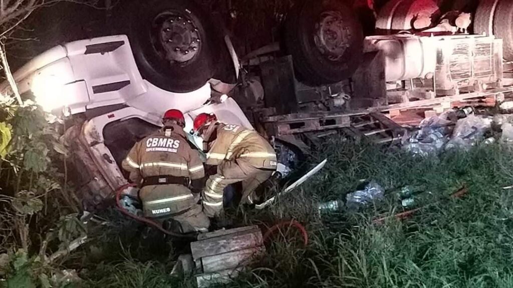 Motorista fica ferido após caminhão tombar e interditar BR-158 em Itaara