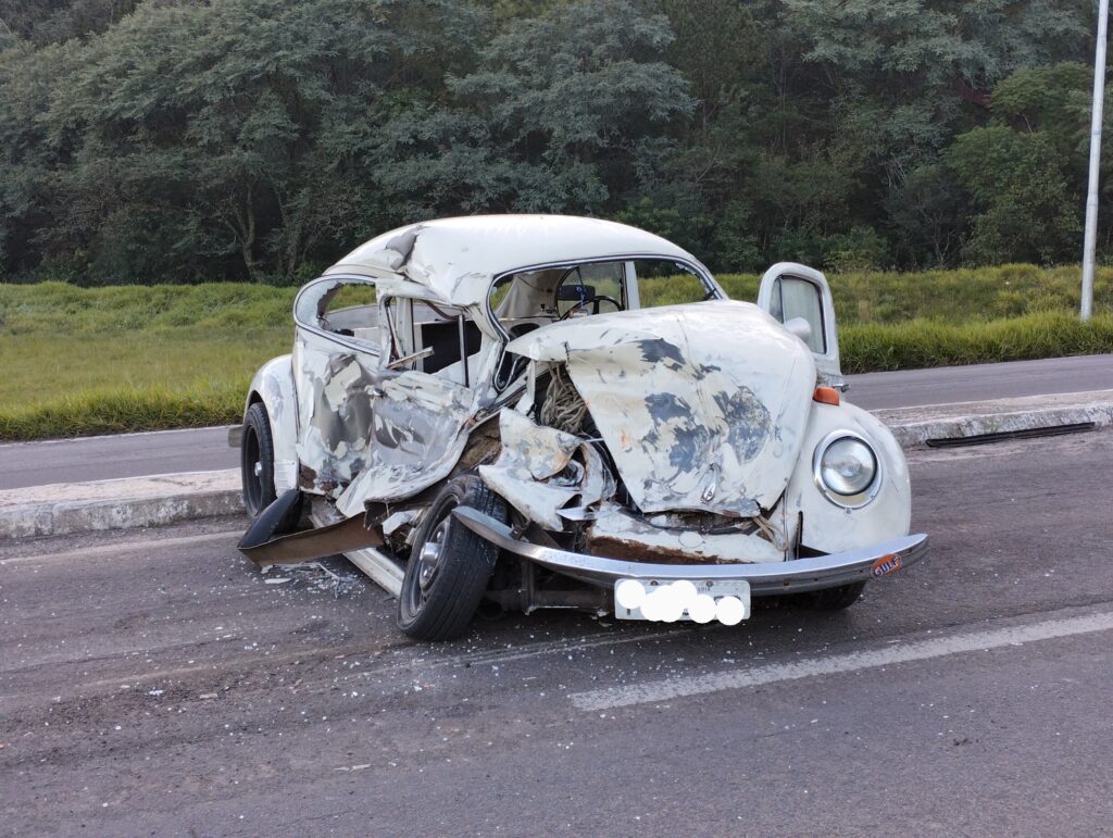 Fusca fica completamente destruído após colidir contra ônibus na Faixa Nova de Camobi