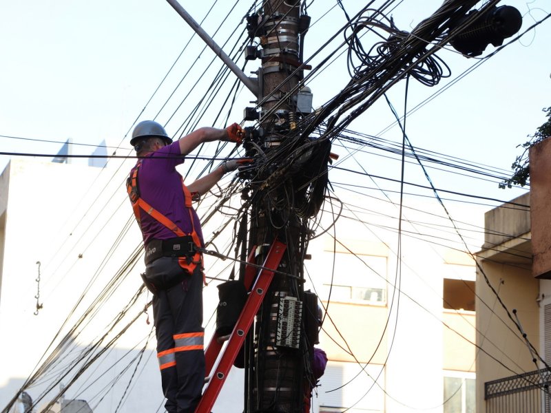 Mutirão para retirar os fios em desuso em Santa Maria terá continuidade nesta terça-feira