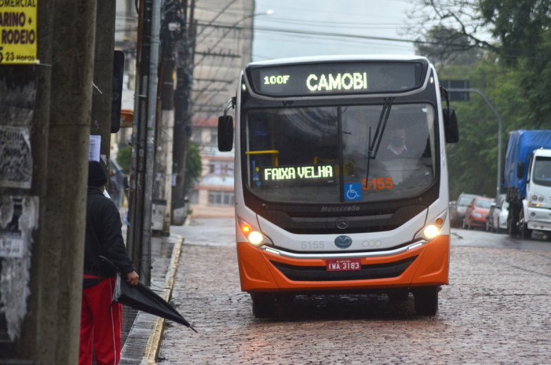 Audiência pública para tratar sobre o transporte coletivo reúne mais de 90 pessoas na Câmara de Vereadores