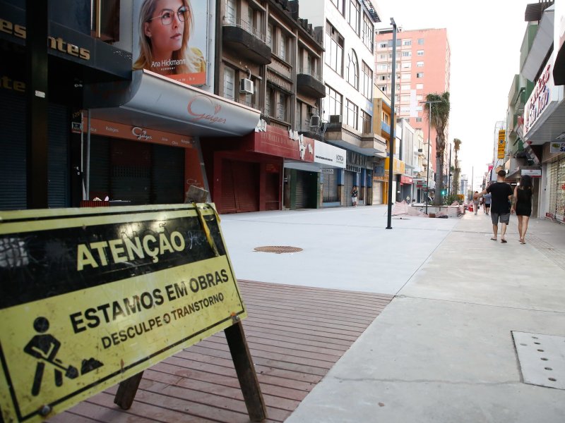 Obra de revitalização do Calçadão Salvador Isaia está na fase final de término do trabalho de pintura