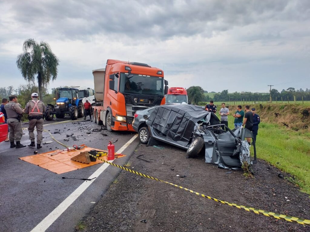 Mulher morre após acidente entre carro e carreta na RSC-287 em Santa Maria