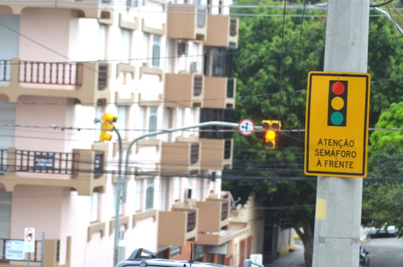 Prefeitura instala novo conjunto semafórico no cruzamento das ruas Vale Machado e Floriano Peixoto, no Centro