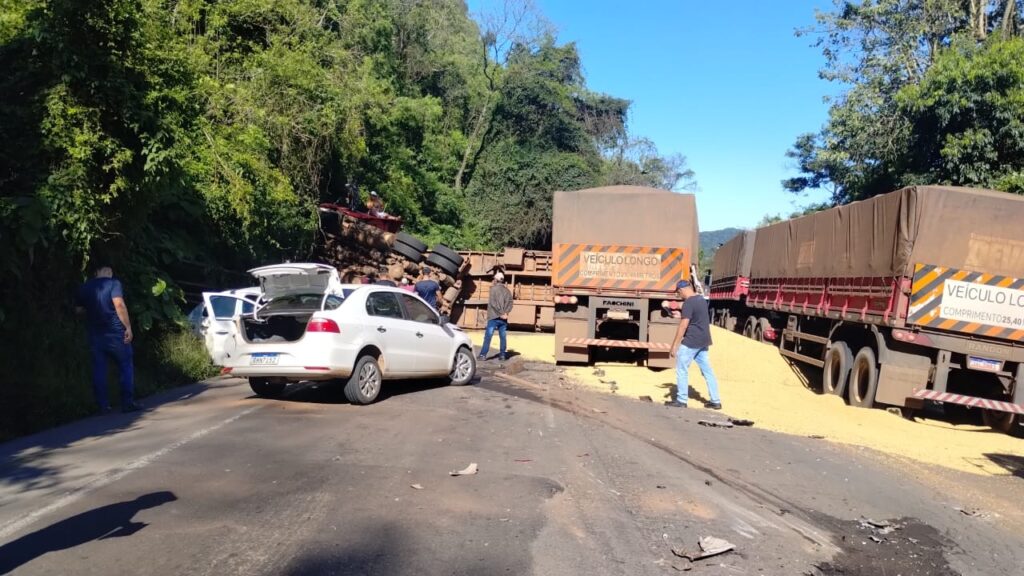 Uma pessoa morre após carreta carregada com soja tombar na BR-158 entre Itaara e Santa Maria