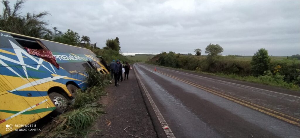 Ônibus tomba e deixa 17 feridos na BR-158 no Distrito de Pau Fincado em Dilermando de Aguiar