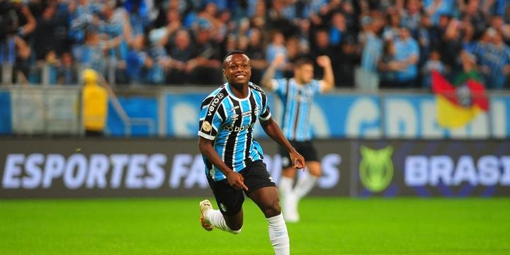 Grêmio vence Flamengo de virada e segue no G6 do Brasileirão