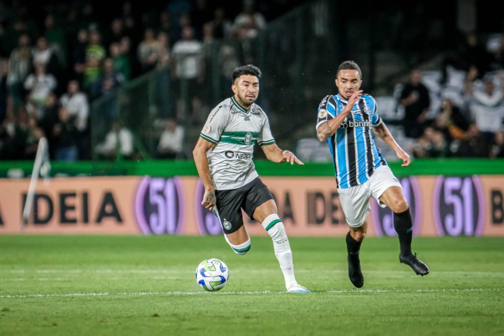 Fora de casa, Grêmio vence o Coritiba por 2 a 1 e sobe para o terceiro lugar no Brasileirão