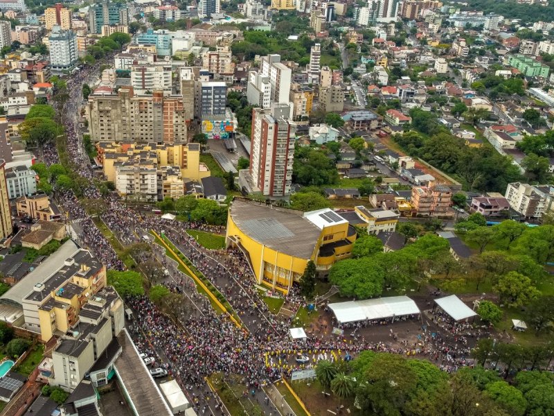 Cerca de 150 mil devotos lotaram as ruas de Santa Maria na 80ª Romaria Estadual da Medianeira