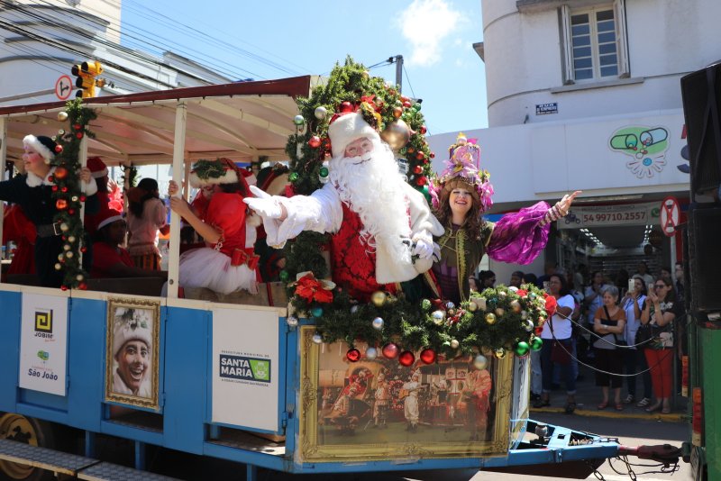 Com a participação de 300 artistas, desfile leva o espírito natalino ao Centro de Santa Maria