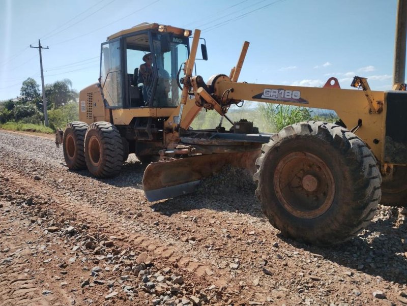 Equipes da Prefeitura trabalham na manutenção de vias urbanas e de estradas do Interior com solo exposto