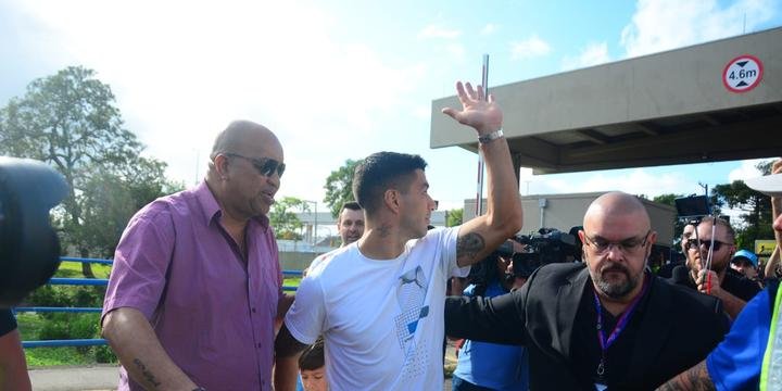 Torcida do Grêmio faz festa para se despedir de Suárez