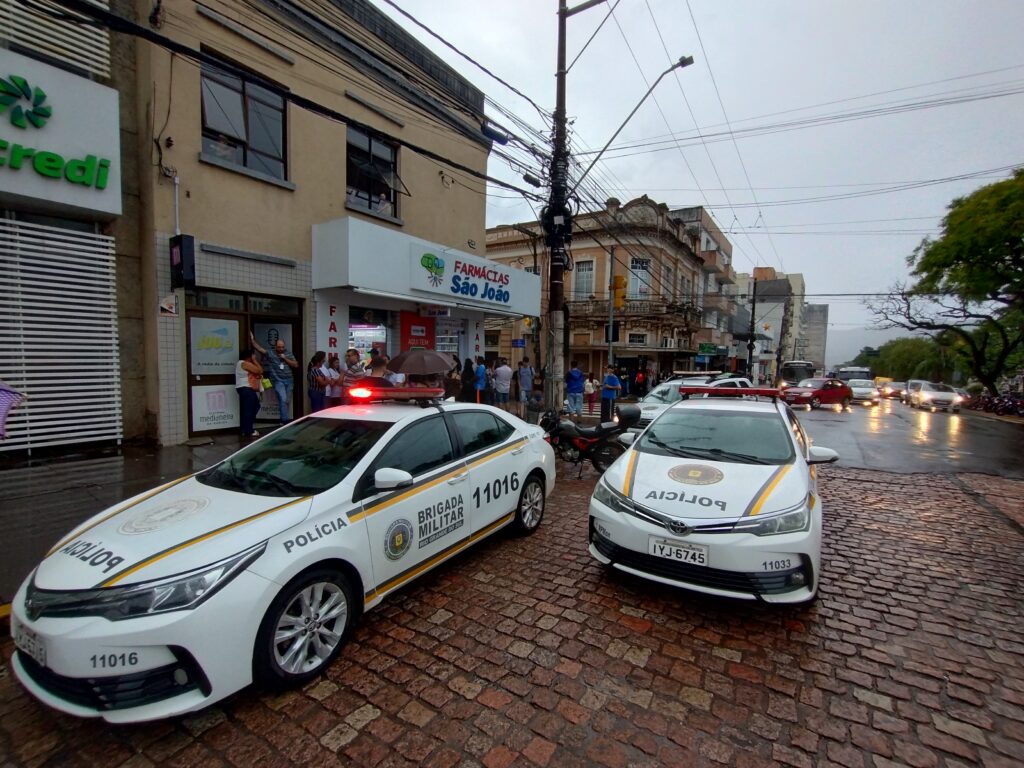 Homem em surto invade farmácia na Região Central de Santa Maria, quebra produtos e é preso pela Brigada Militar