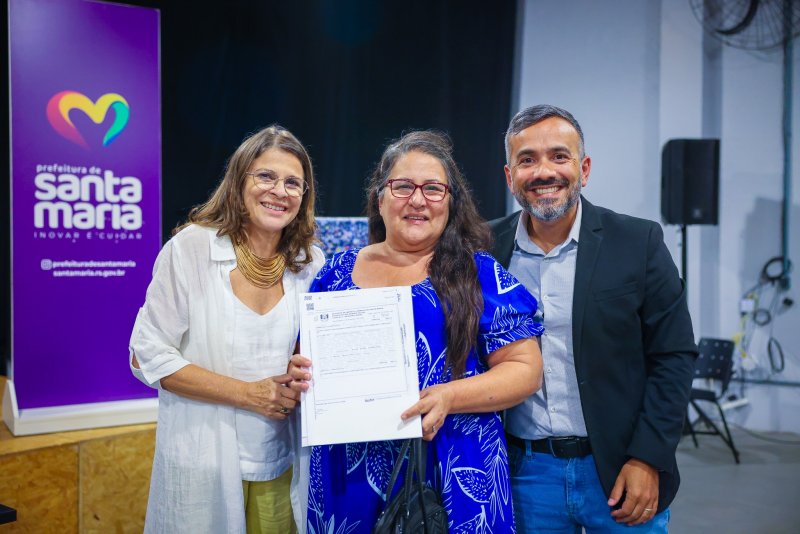 Prefeitura entrega 32 matrículas de regularização fundiária a famílias de Santa Maria