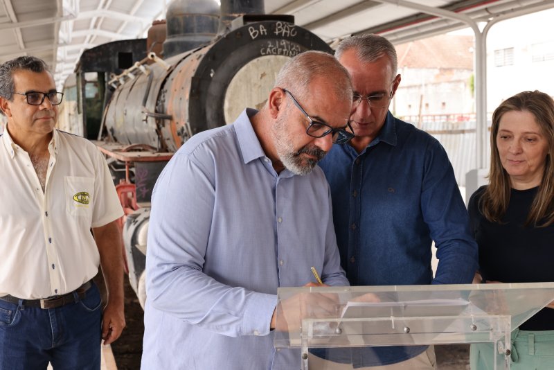 Prefeitura formaliza o começo da reforma dos vagões e da locomotiva da Gare