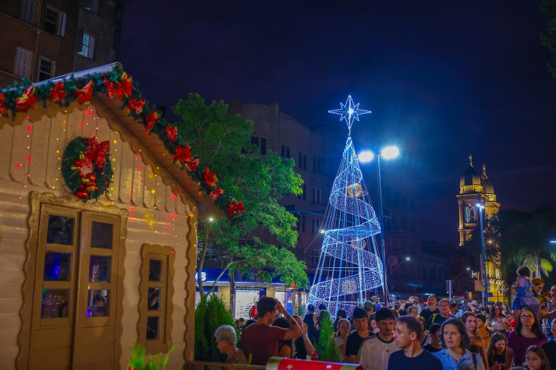 Acendimento das luzes e concerto marcam início da “Estação Natal 2025” na Praça Saldanha Marinho e no Calçadão