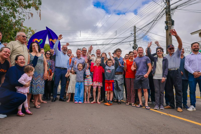 Prefeitura entrega para a comunidade da Região Oeste a pavimentação da Rua Fernando de Noronha