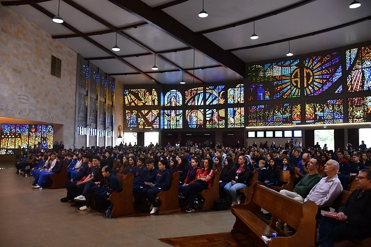 Missa na Basílica da Medianeira reúne mais de mil educadores, estudantes e famílias em memória ao Papa Francisco