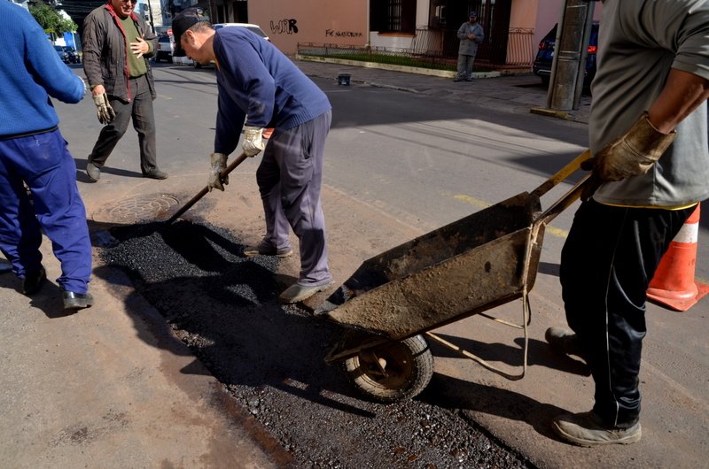 Operação Tapa-Buracos da Prefeitura segue em pontos da área urbana para resolver problemas no asfalto