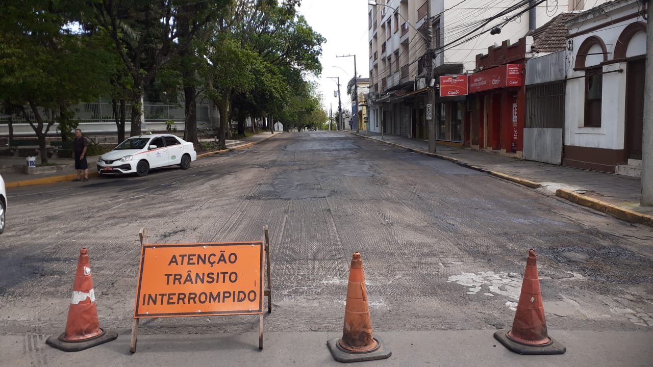 Para melhorias na via, Prefeitura trabalha na fresagem do pavimento em trecho da Rua Venâncio Aires