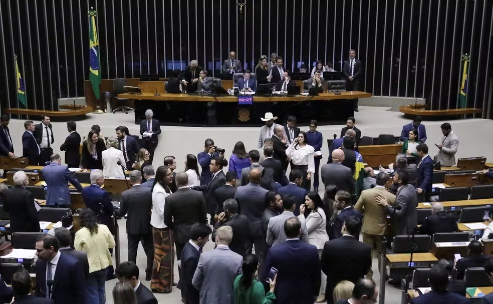 Câmara dos Deputados aprova PEC que aumenta blindagem judicial para proteger deputados e senadores de responder por processos e prisões 