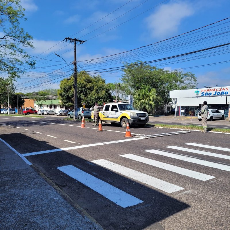 Prefeitura revitaliza a sinalização viária na Avenida Paulo Lauda, no Bairro Tancredo Neves