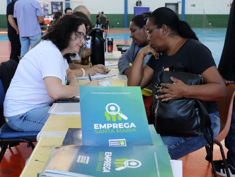 Feirão de Empregos reúne cerca de 800 pessoas em busca de novas oportunidades