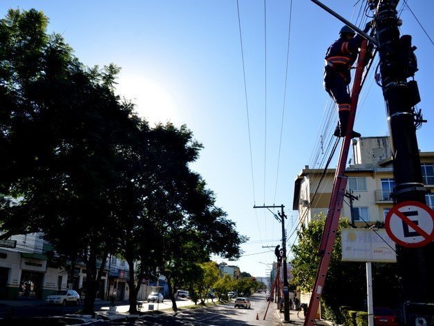 Mutirão para retirada de fios em desuso segue na Av. Presidente Vargas nesta terça (15) e quarta-feira (16)