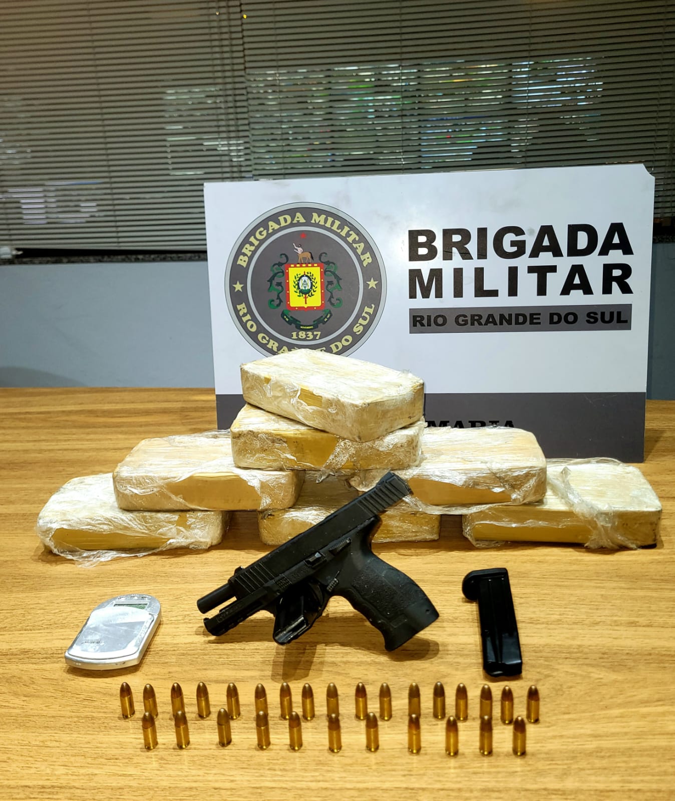 Homem é preso por tráfico de drogas e posse ilegal de arma de fogo no Bairro Tancredo Neves