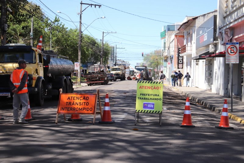 Prefeitura dá início à obra de pavimentação asfáltica e sinalização viária em trecho da Rua Duque de Caxias