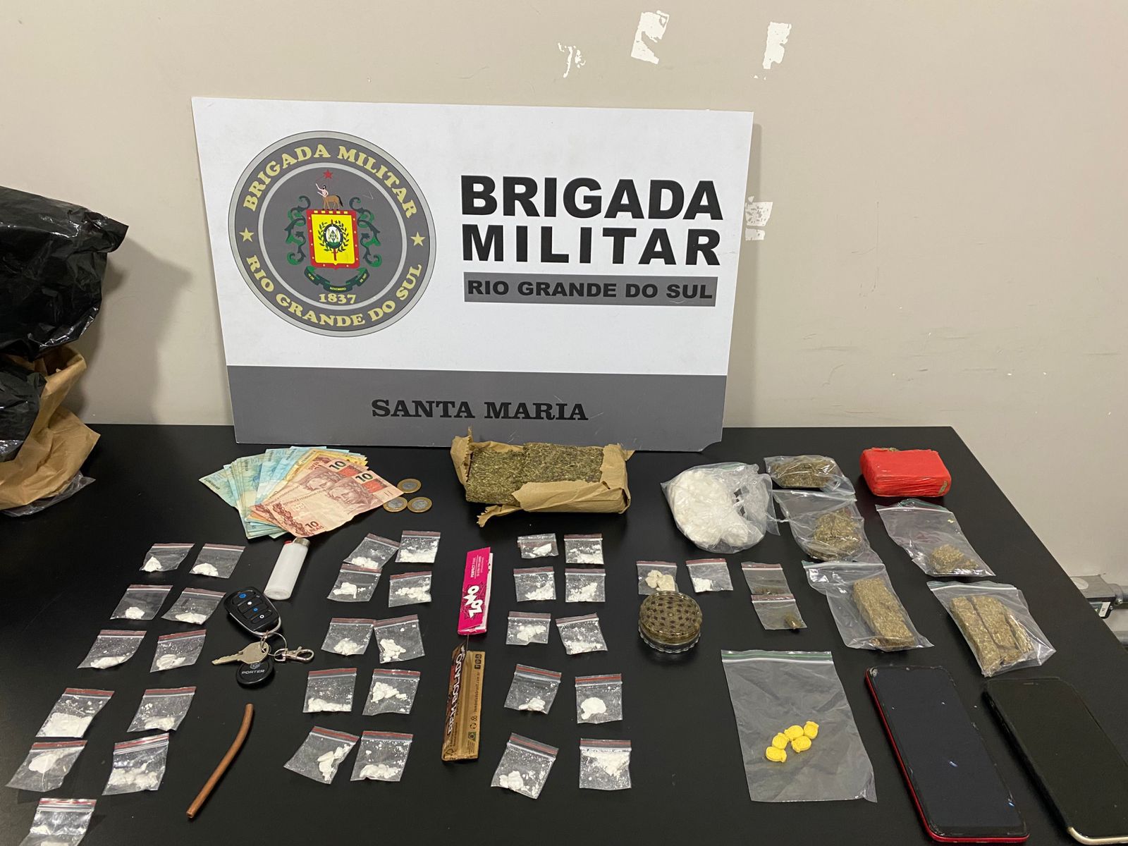 Dois homens foram presos por tráfico de drogas durante abordagem da Brigada Militar no Bairro Camobi