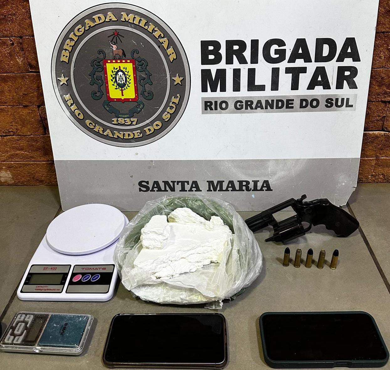 Casal é preso no bairro Tancredo Neves com revólver e mais de meio quilo de cocaína após abordagem da Brigada Militar