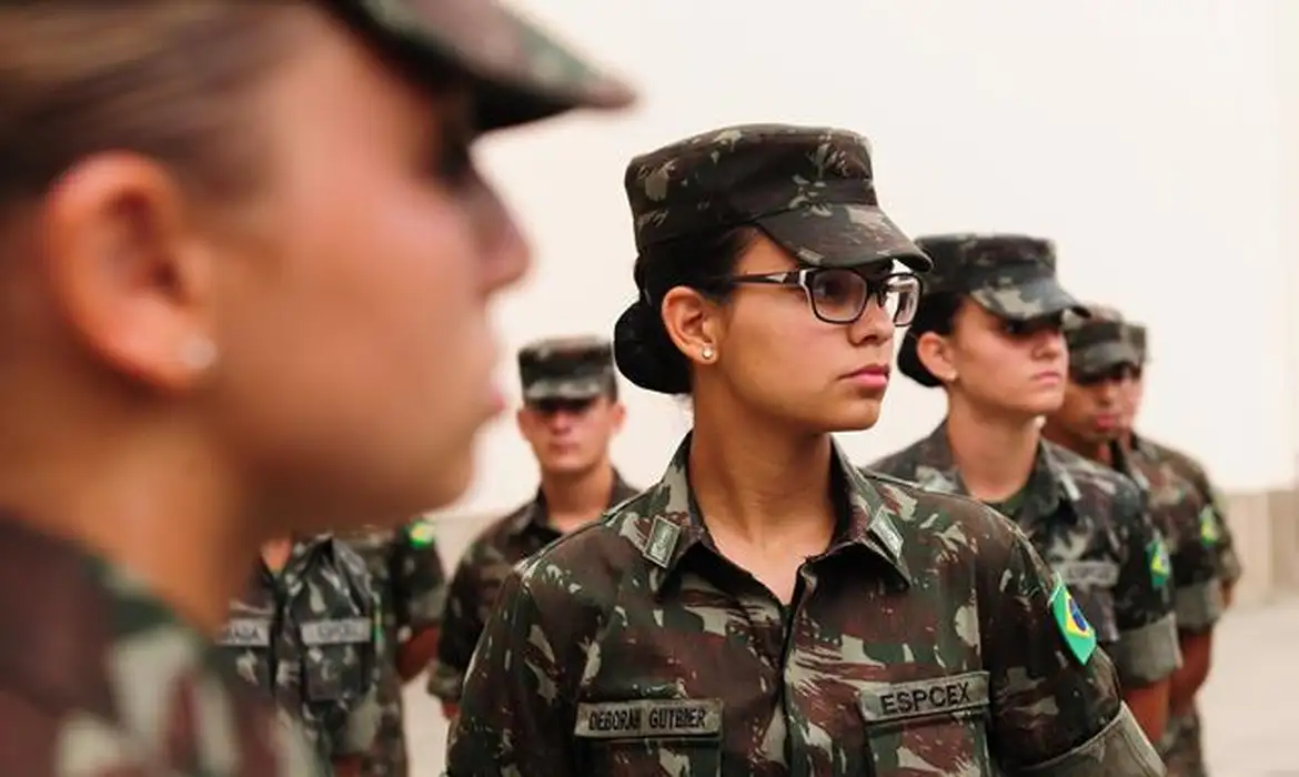 Mulheres poderão se alistar de forma voluntária no serviço militar aos 18 anos em 2025