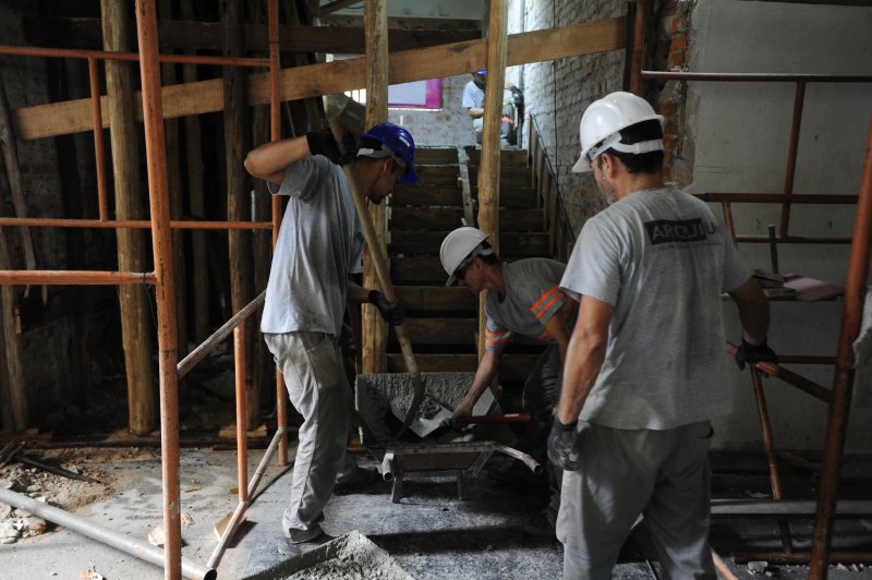 Reforma da Casa de Cultura, no Centro de Santa Maria, avança com a concretagem da escada interna