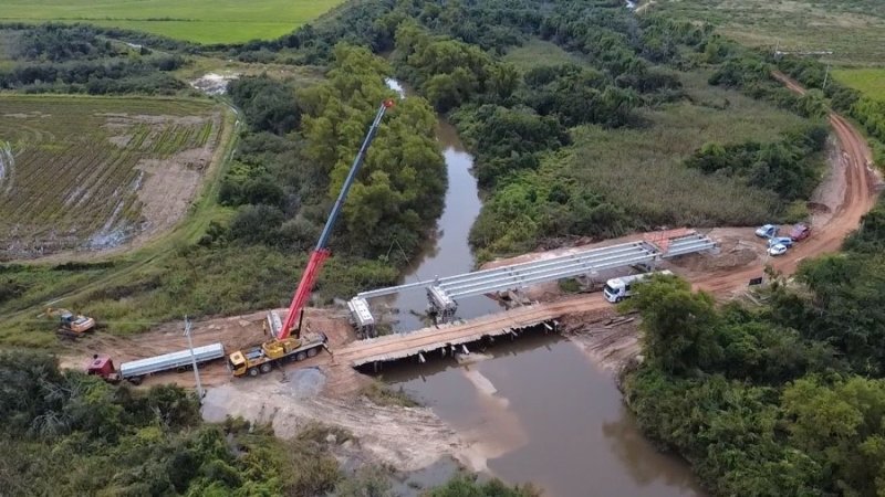 Prefeitura conclui a colocação de vigas na construção da nova ponte dos Banhados, no Distrito de Santa Flora