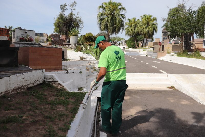 Equipes da Prefeitura trabalham na organização da estrutura dos cemitérios municipais para o Dia de Finados