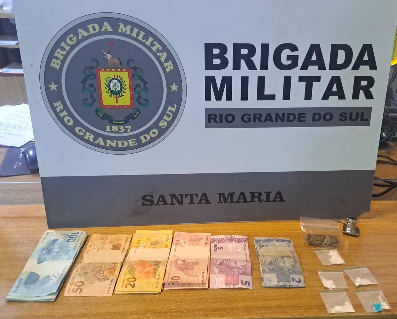 Brigada Militar prende jovem e apreende drogas, dinheiro e moto furtada no Bairro Nossa Senhora Medianeira