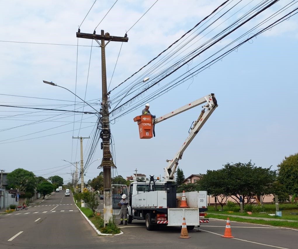 Em uma semana, Prefeitura instala mais de 100 lâmpadas LED em trechos de duas vias urbanas do Município