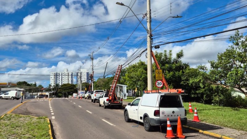 Prefeitura realiza mutirão de retirada de fios em desuso e recolhe 500 kg de cabos ociosos no Bairro Dores